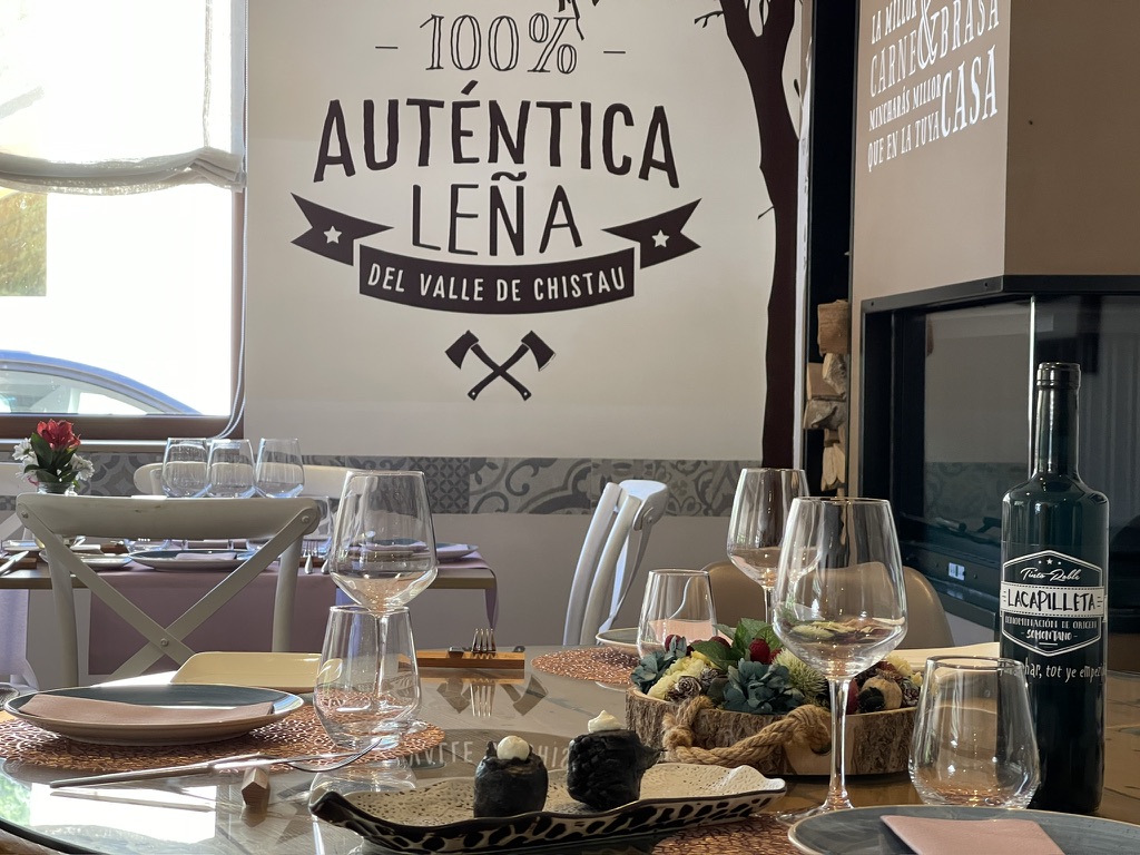 Comedor de La Capilleta junto a la brasa
