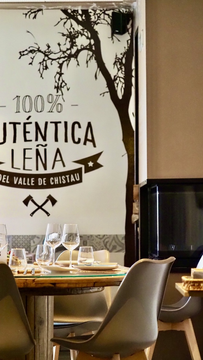 Interior de La Capilleta junto a la leña