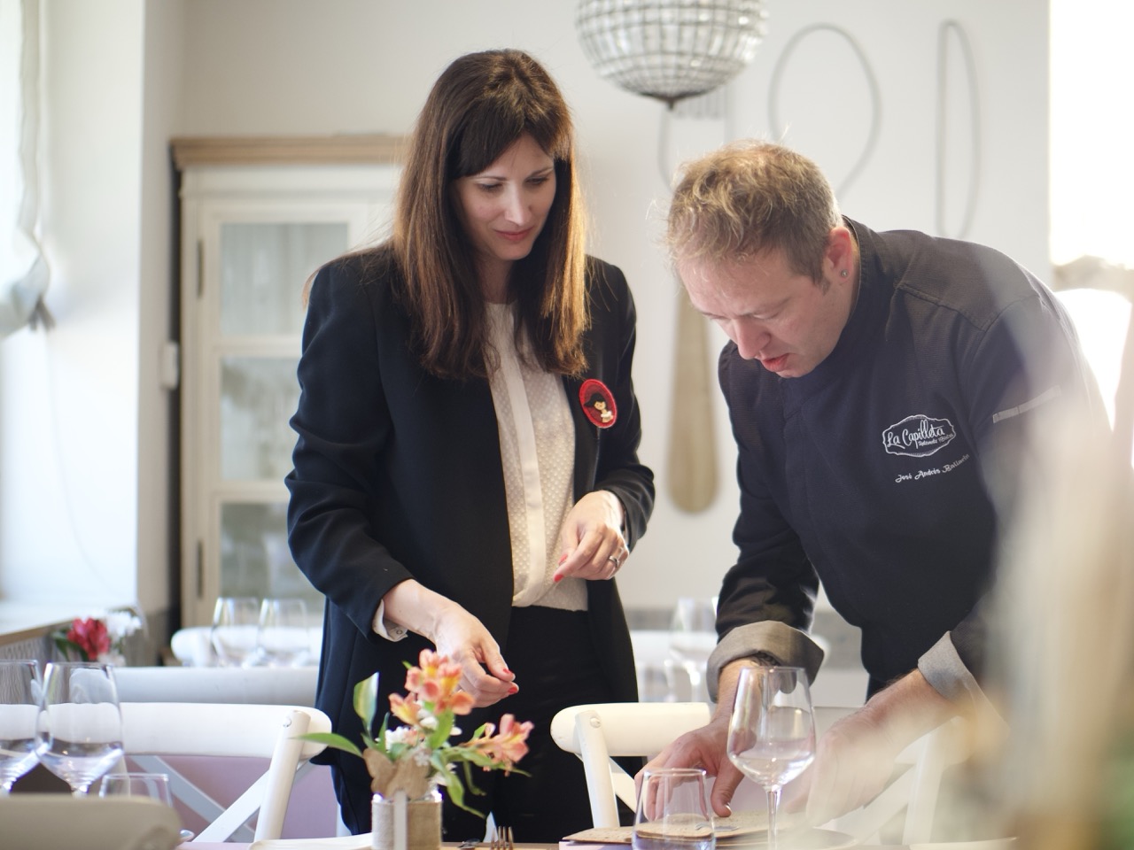 Jessica y José Andrés preparando juntos los detalles de la sala