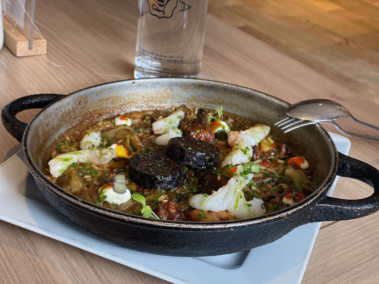 Arroz de La Capilleta con langostinos y morcilla